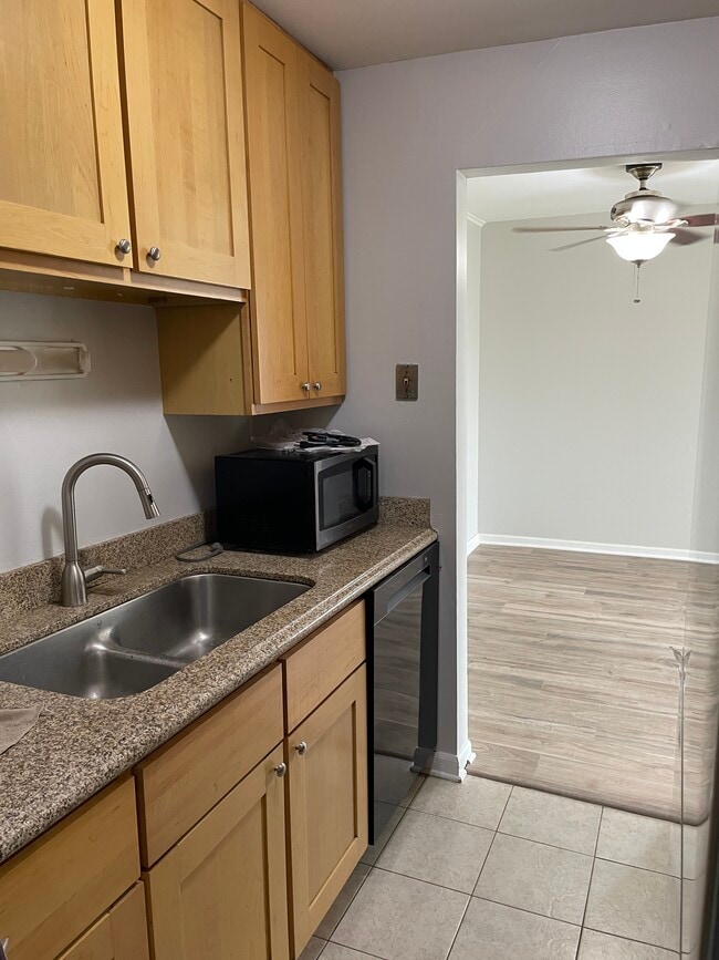 Building Photo - 870 Trace Dr