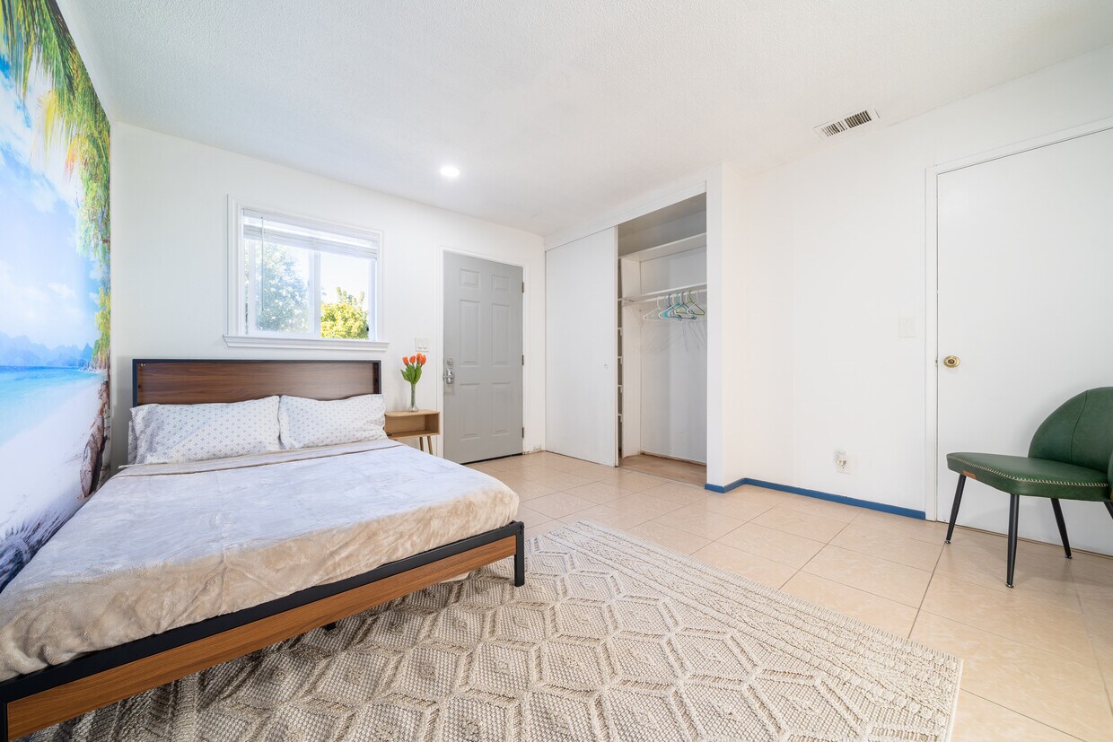 Building Photo - Beach Room