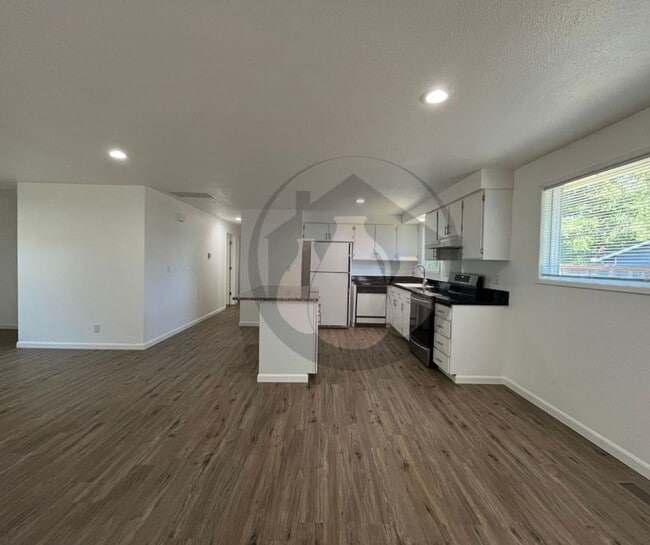 Building Photo - Single Level House- New Flooring-Freshly P...