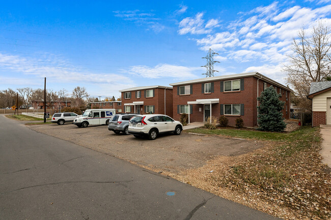 Explora estos encantadores apartamentos de ladrillo que combinan la vida urbana con la tranquilidad suburbana. - Wadsworth Station West