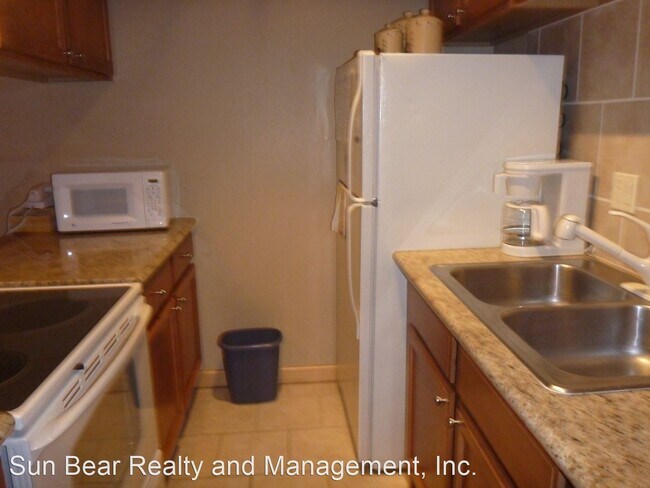 Building Photo - 2 br, 1.5 bath House - 702 College Dr. Uni...