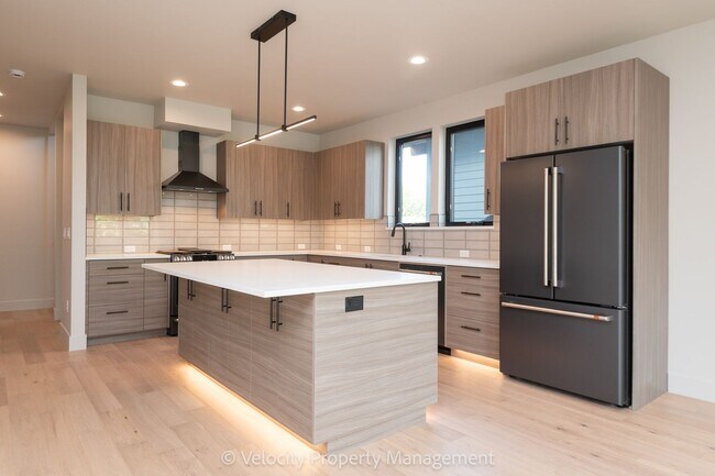 Building Photo - Brand New Westside Townhome!