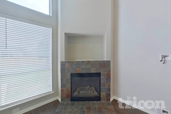 Building Photo - 2811 S Serrano