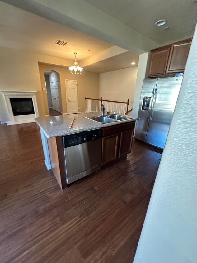 Foto del edificio - MOVE IN SPECIAL!! DEPOSIT MOVES YOU IN!!!