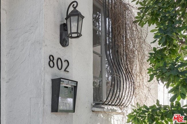 Building Photo - 802 N Sweetzer Ave