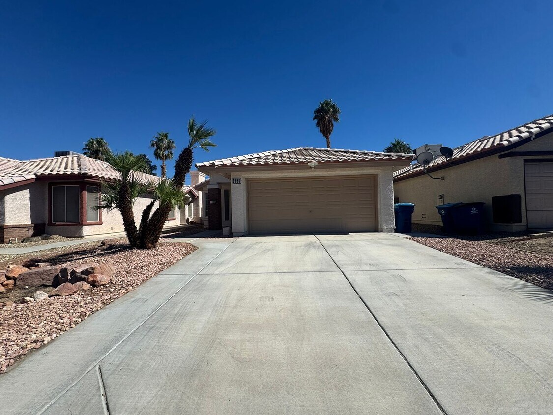 Foto principal - Beautifully Renovated 2 Bed Single Story Home