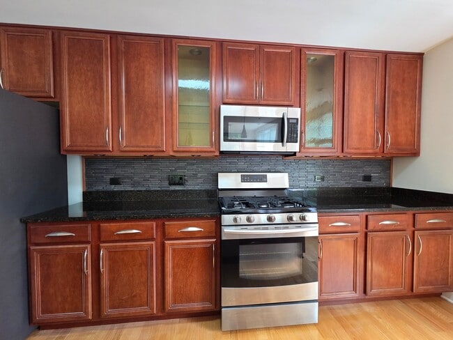 Building Photo - 2220 W Maypole Ave