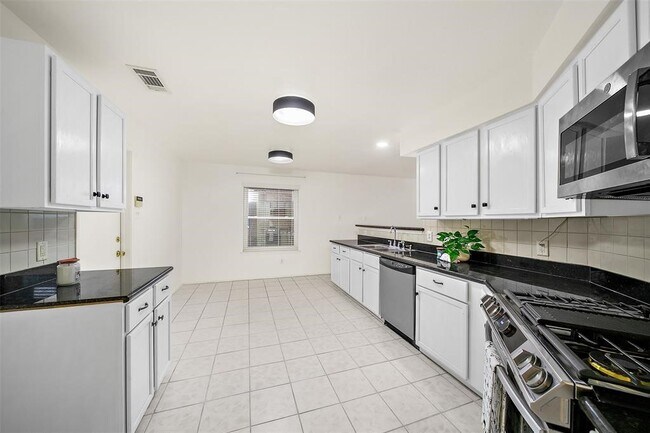 Building Photo - 8010 Golf Green Cir