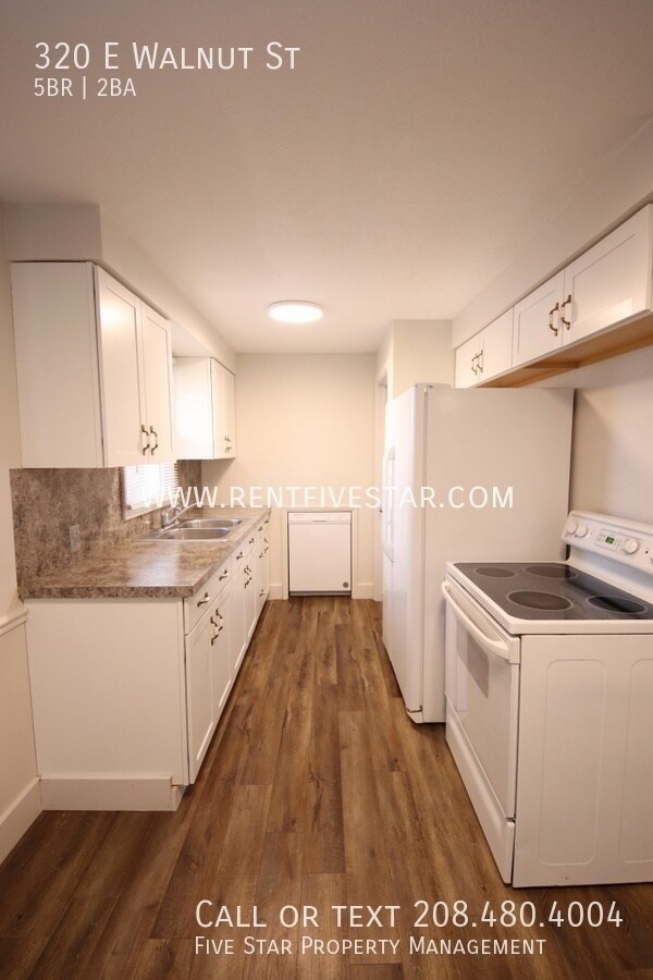 Building Photo - Beautiful Brick Home! Visit rentfivestar.c...
