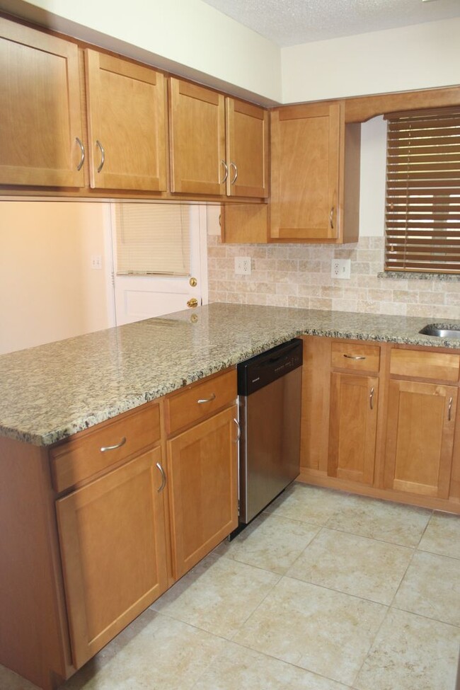 Building Photo - Half duplex close to the beach!