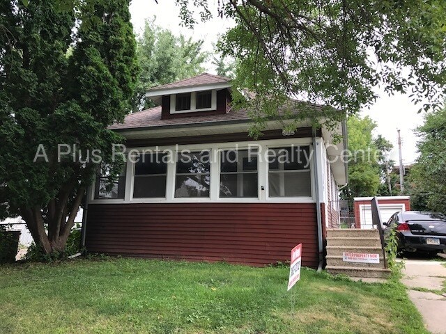 Primary Photo - 912 W 19th St