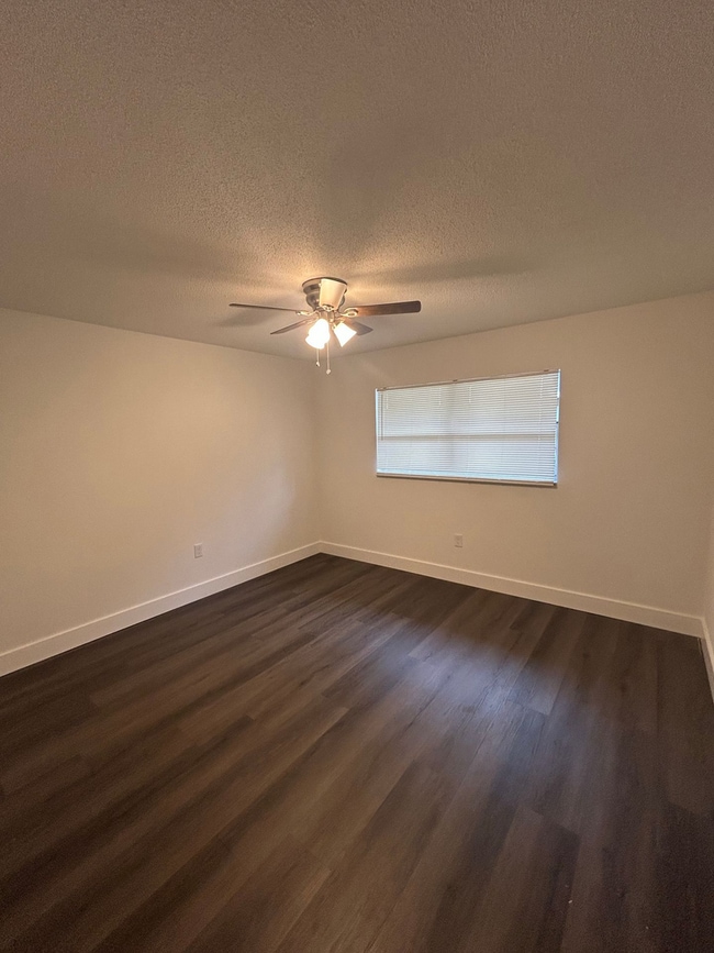 Building Photo - Central Lakeland Duplex