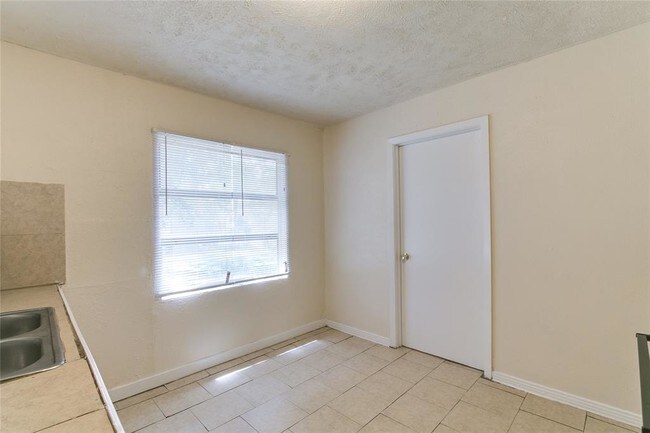 Building Photo - 5619 Chapman St