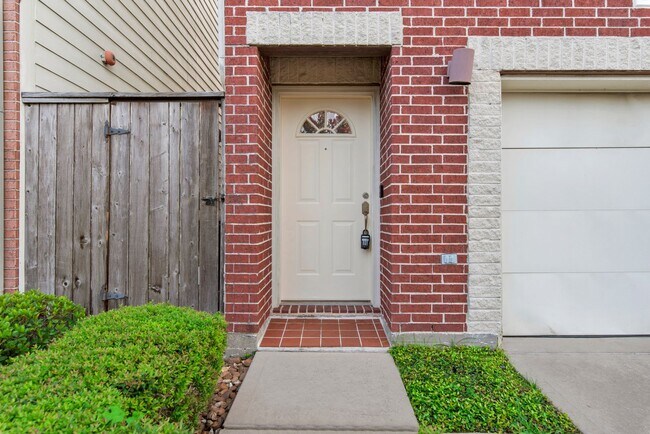 Foto del edificio - Gated Townhome Minutes from the Texas Medi...