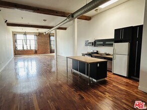 Building Photo - 652 Mateo St