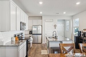 Foto del edificio - 2409 Ayers Dr