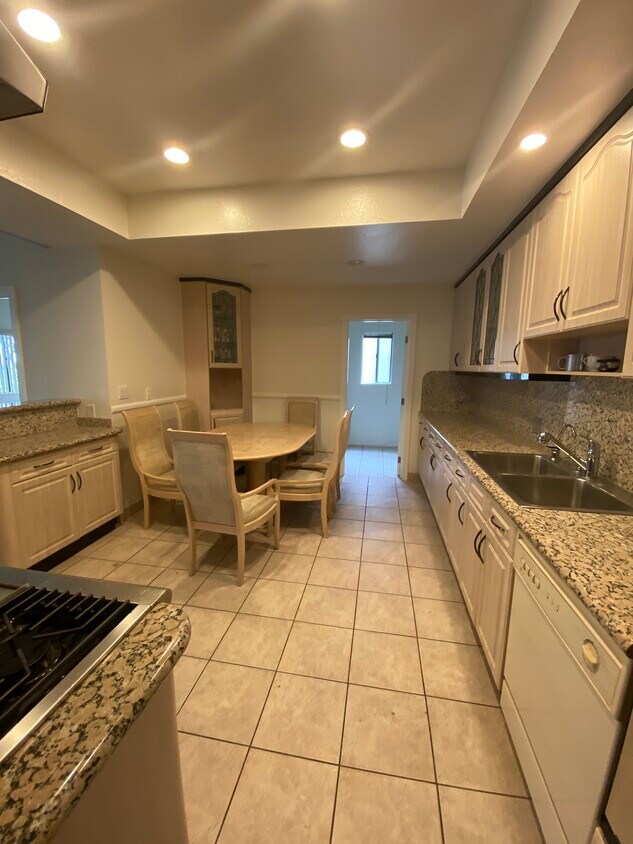 1140 Alta Loma Rd Unit 106, West Hollywood, CA 90069 Condo for Rent