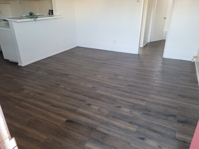 Foto del edificio - 8135 Langdon Ave