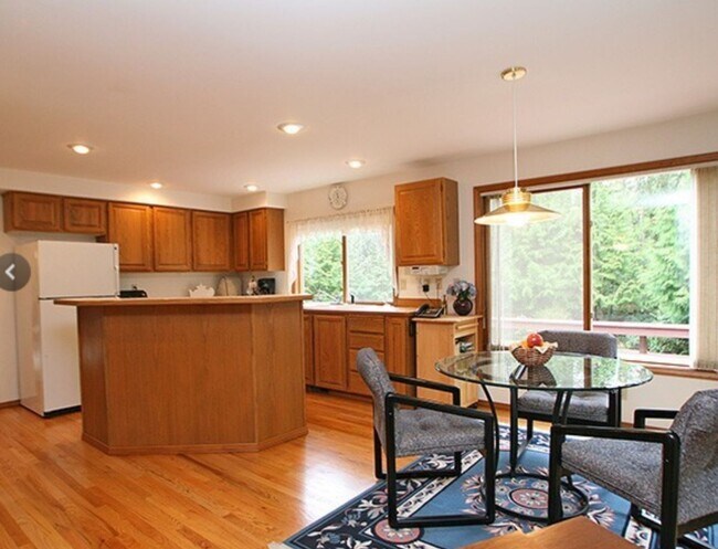 Foto del edificio - Beautiful bright 4 bed on acre with tons o...