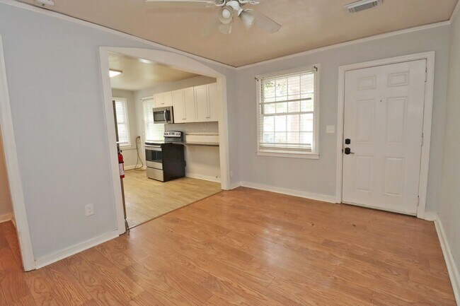 Building Photo - 2BR 1BA duplex in Rosewood