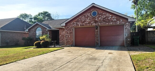 Building Photo - 704 Manor Dr