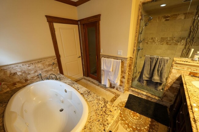 Building Photo - Charming 5 Bedroom-No Broker Fee