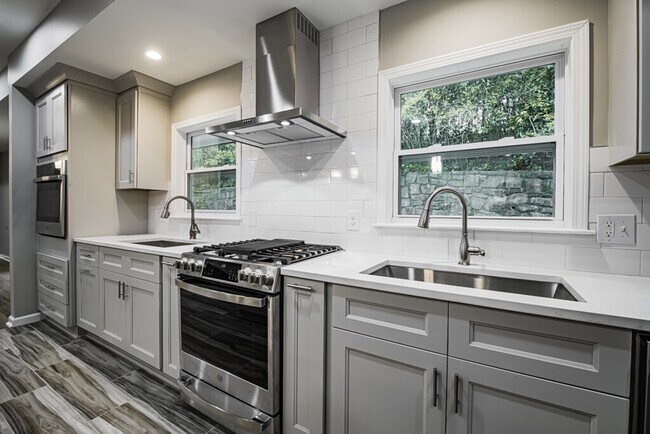 Building Photo - 1411 Dalewood Dr NE