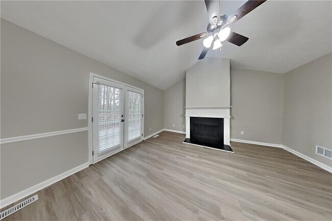 Foto del edificio - 5493 Riverchase Dr