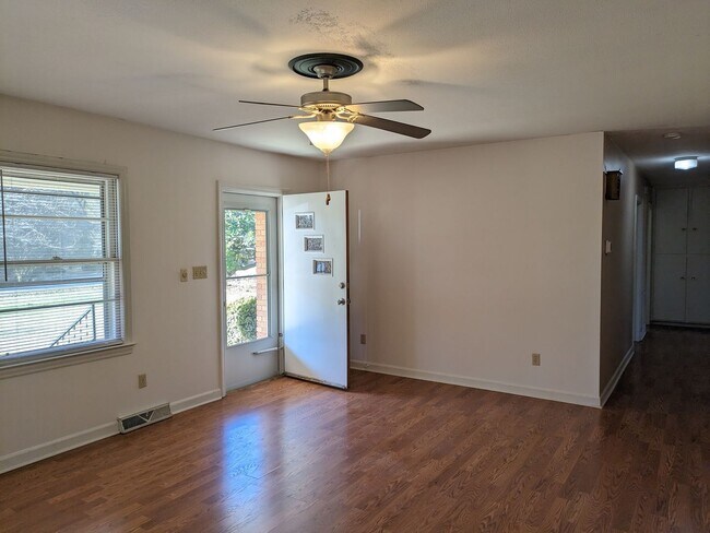 Building Photo - New listing in Mooresville!