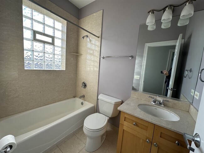 Foto del edificio - 3 br, 2 bath Condo - 4308 N Lincoln Ave