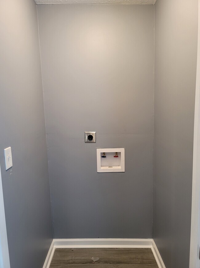 Laundry Hooks Ups - 1315 Breedlove St