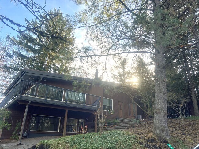 Building Photo - Mid-Centry Home Located in the SW Hills of...