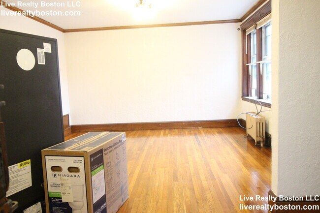 Building Photo - 14 Lakeville Rd