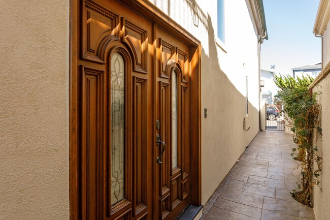 Foto del edificio - CANAL FRONT NEWPORT SHORES 4BD/2.5BA 3 BLO...