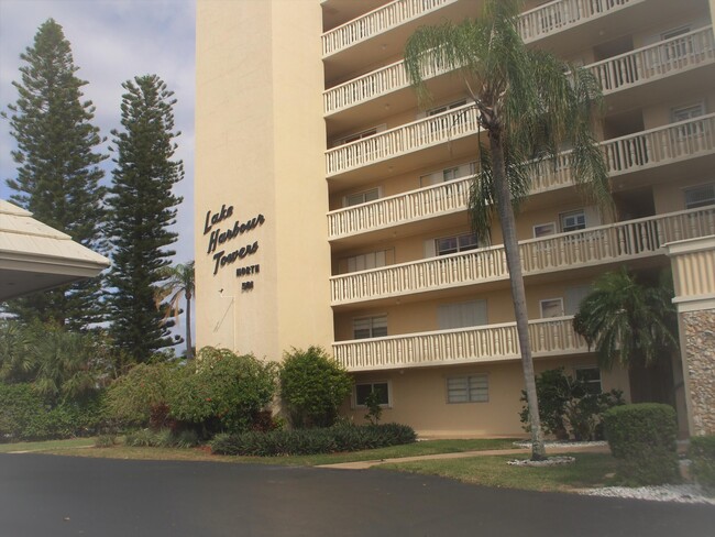 Building Photo - 501 Lake Shore Dr