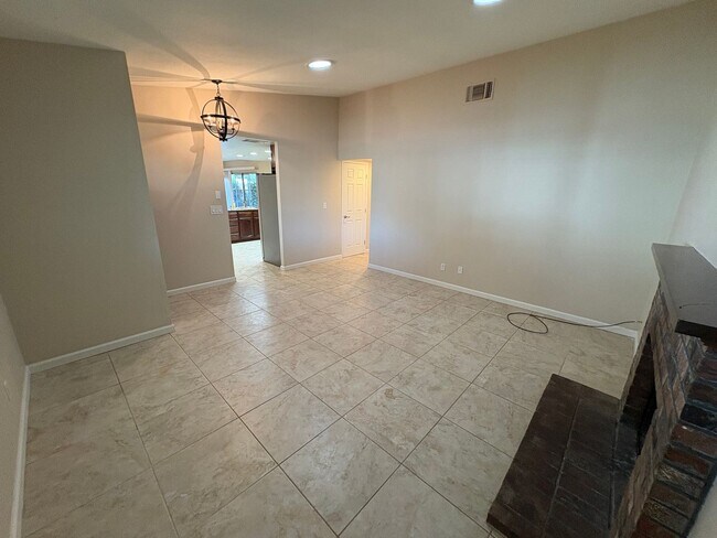 Foto del edificio - Cozy 3 Bed 2 Bath Home in La Riviera