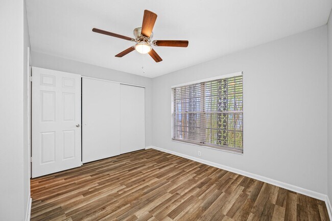 Foto del edificio - Renovated Seminole Heights Townhome with Laundry Included