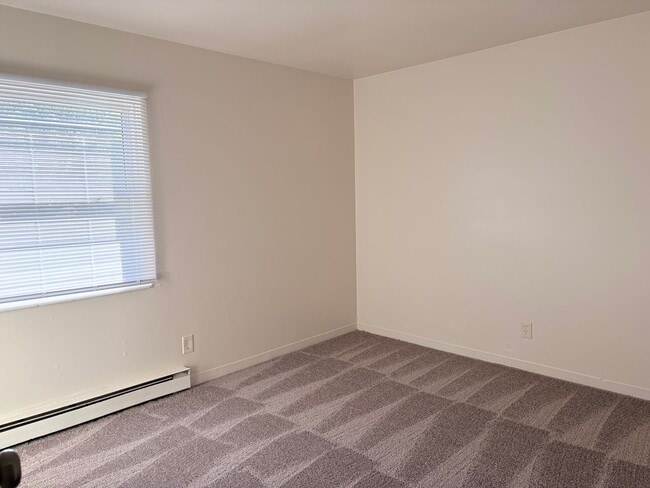 Foto del edificio - Large 2 bedroom apartment with washer/drye...