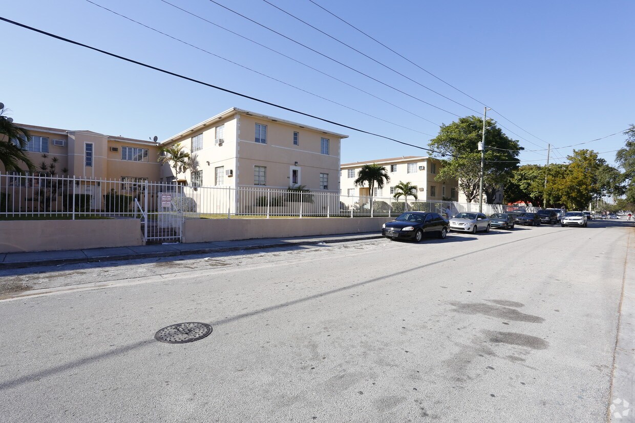 Building Photo - 410 SW 11th Ave