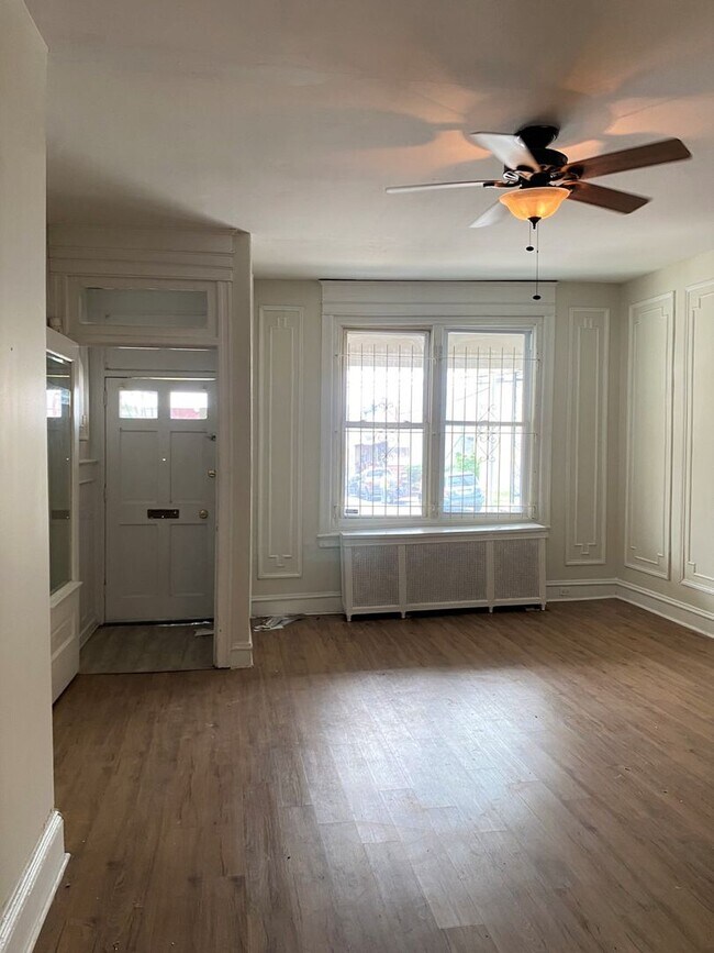 Foto del edificio - Massive 4-Bedroom Townhome in Brewerytown!...