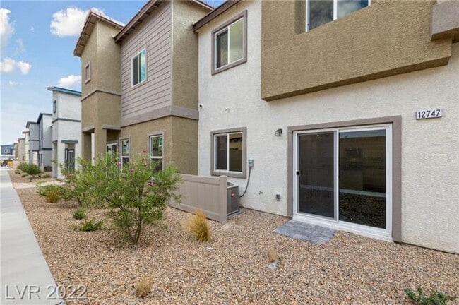 Building Photo - Henderson three bedroom with attached garage!
