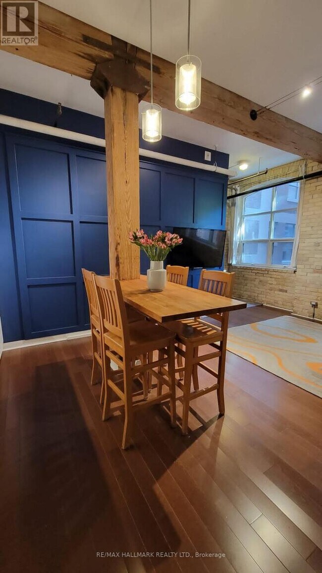 Photo du bâtiment - 383 Adelaide St E