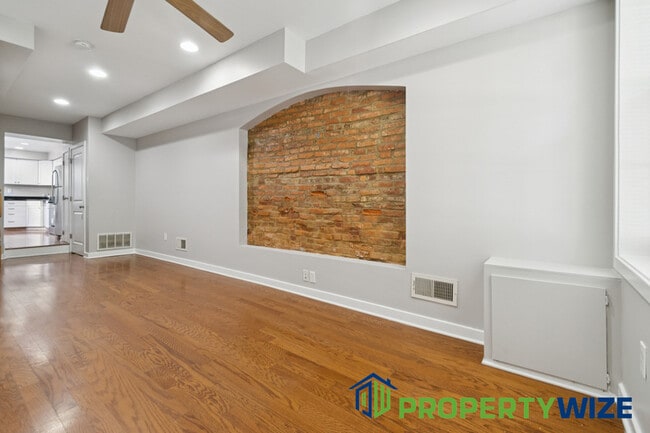 Foto del edificio - 303 S Washington St