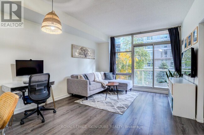 Photo du bâtiment - 9 Spadina Ave.