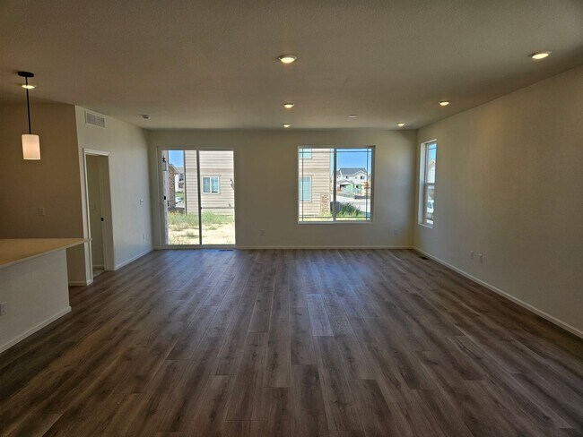 Foto del edificio - 5 Bed 3.5 Bath Home with a park and Commun...