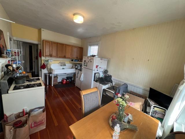 Large Kitchen with double deep sink and gas stove - 100 Pine St