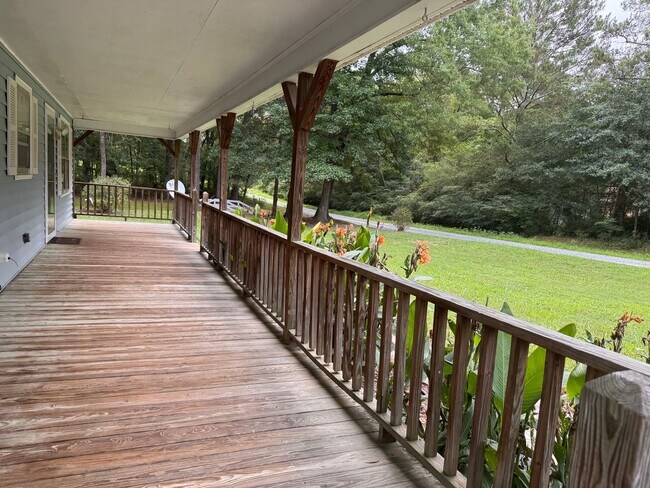 Foto del edificio - 3 Bed, 1 Bath Home located out in the country!