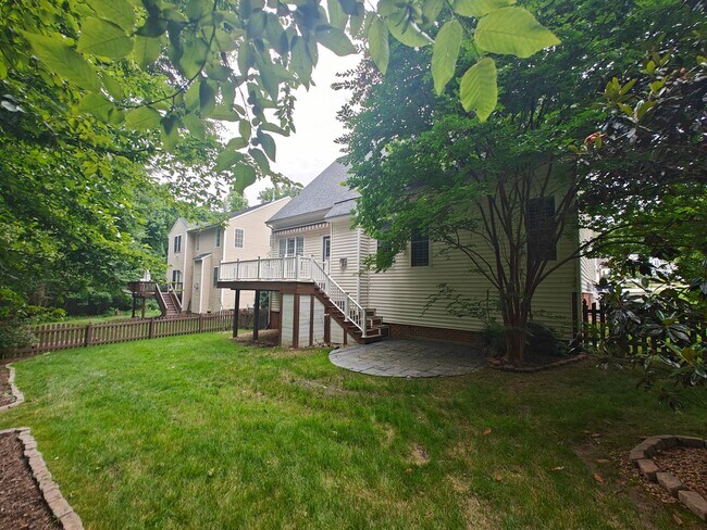 Foto del edificio - 4 bedroom home with a garage on cull de sa...