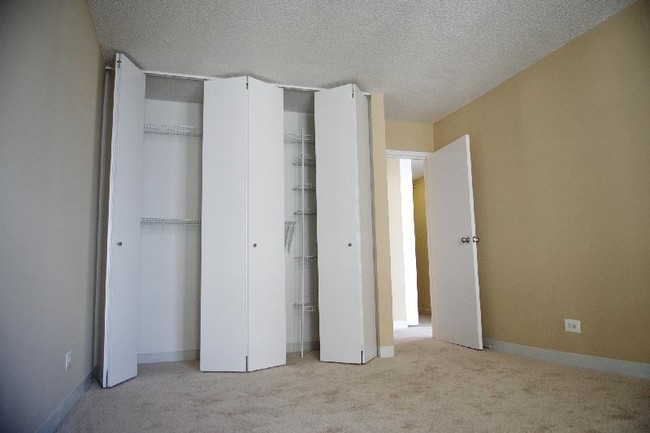 Building Photo - 9 E Delaware Pl
