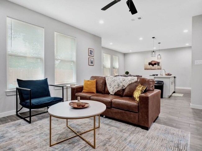 Building Photo - 721 Perry Ave